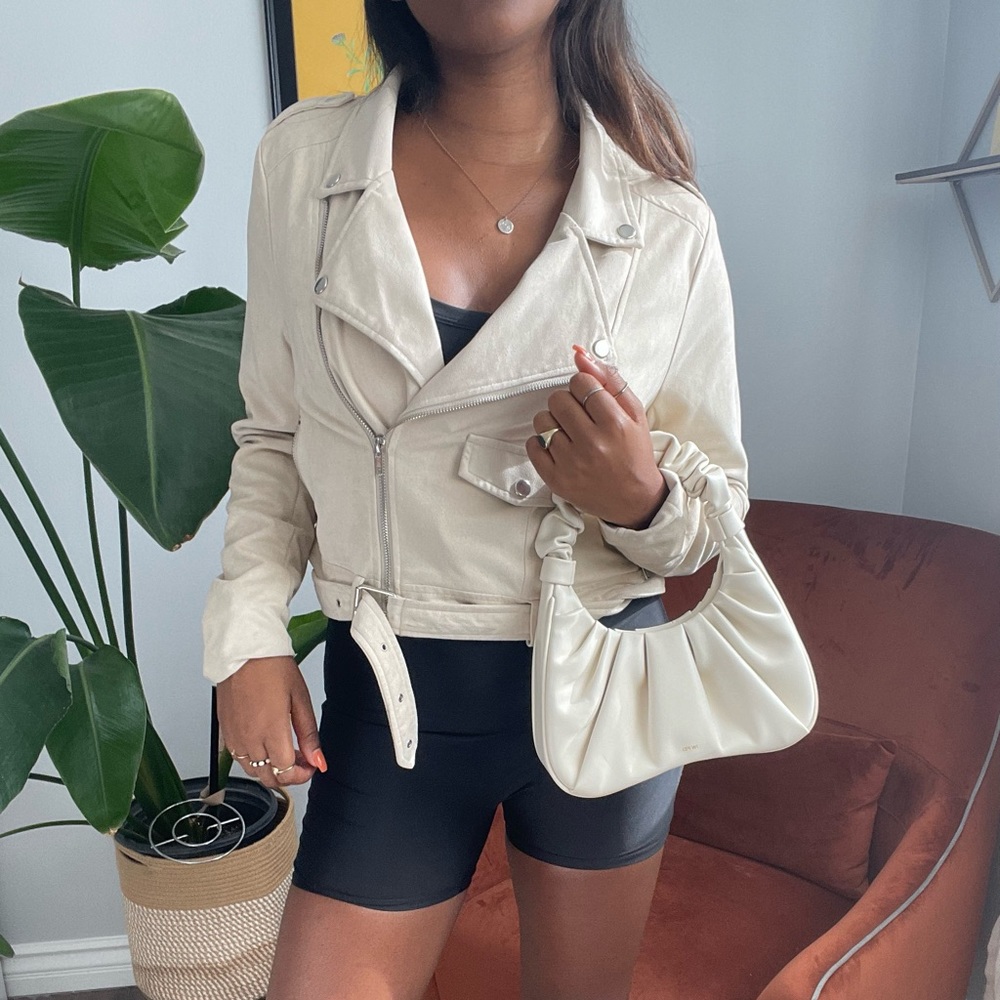 👩‍💼 Soft Velveteen Cream Blazer 👩‍💼